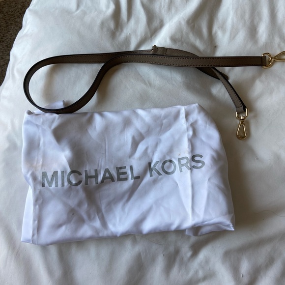 Michael Kors handbag (comes with strap, storage case & puff ball) - Picture 4 of 4